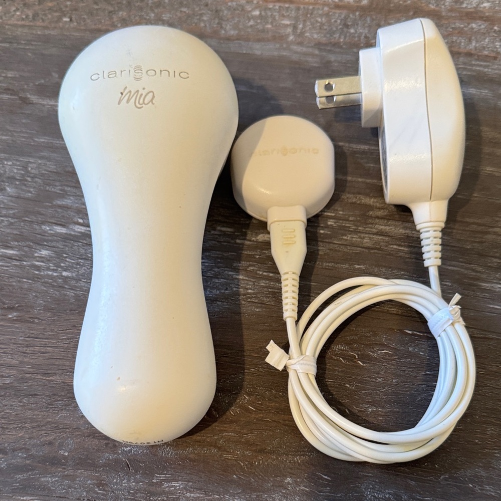 Clarisonic Mia Facial Cleansing Device in White with Charger